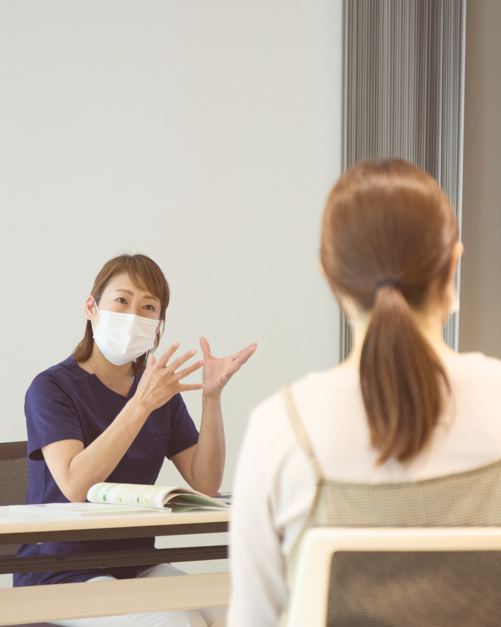 ヨガをする女性のイメージ写真